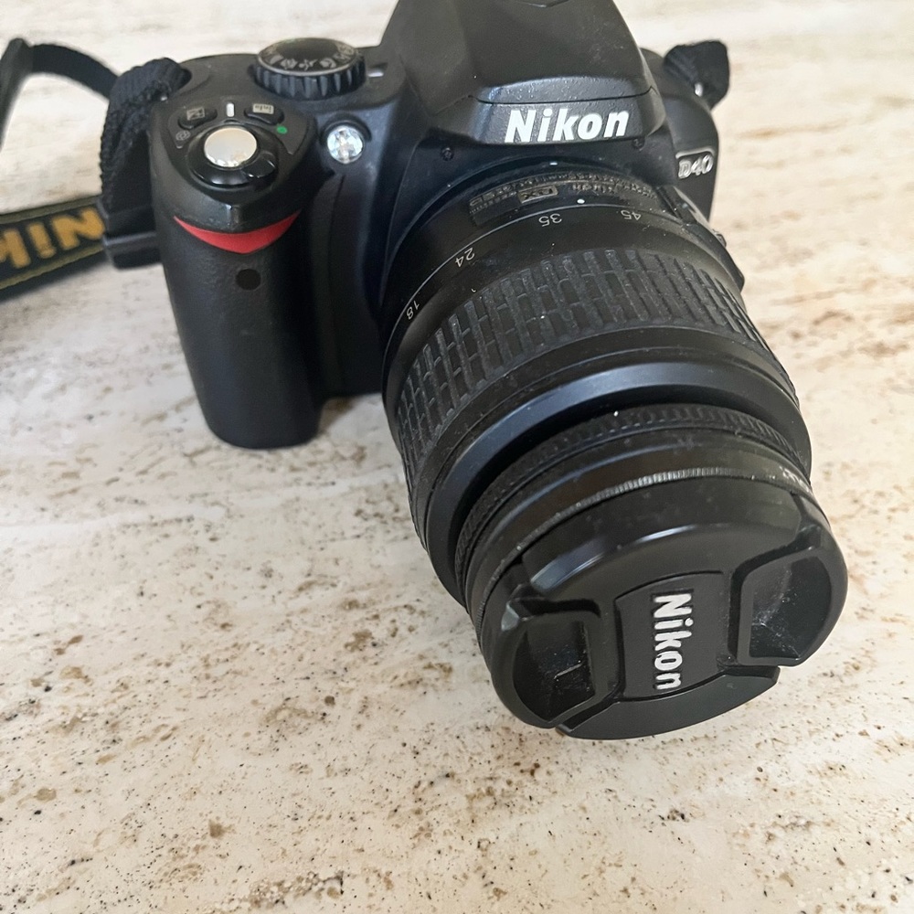 Nikon D40 DSLR Camera